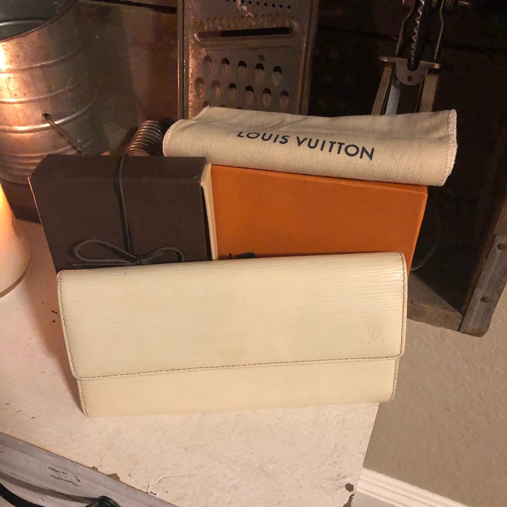 💯 authentic Louis Vuitton Epi leather wallet 🌸
